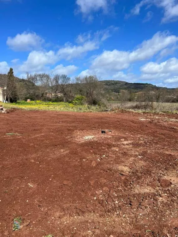 Comment aplanir un terrain en pente ?, Saint-Chinian, Occitanie Terrassement