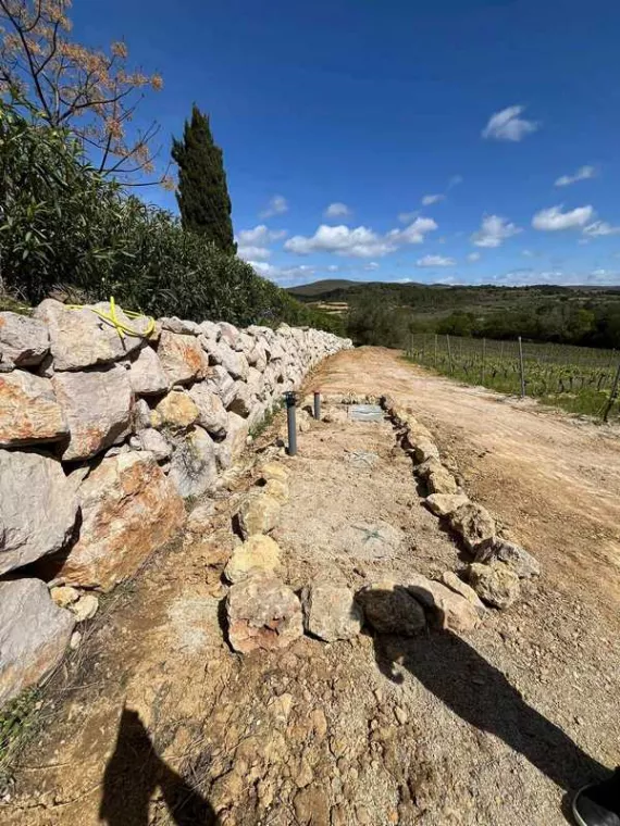 Faire un enrochement pour une butte sur un terrain en pente, Saint-Chinian, Occitanie Terrassement