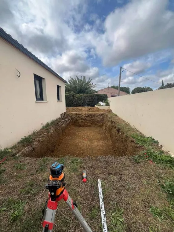Quelle distance faut-il respecter entre une micro-station et une piscine ?, Saint-Chinian, Occitanie Terrassement